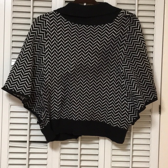 Lux Capelet in Size Small - Picture 4 of 4